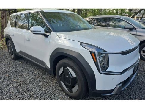 Used 2024 Kia EV9 Light Long Range RWD image 2