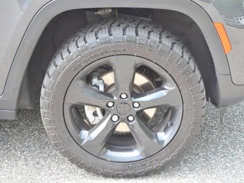 Used 2023 Jeep Grand Cherokee Altitude AWD/4WD image 10