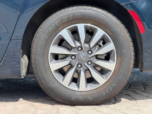 Used 2024 Chrysler Pacifica Limited FWD image 2