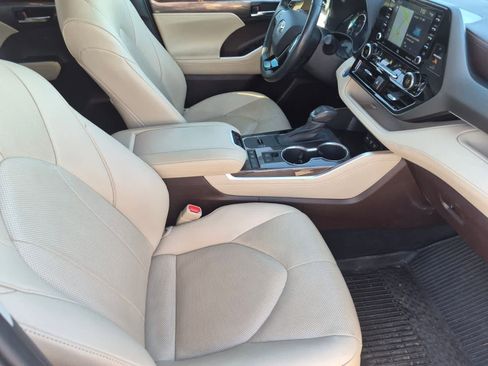 Used 2021 Toyota Highlander Limited FWD image 11