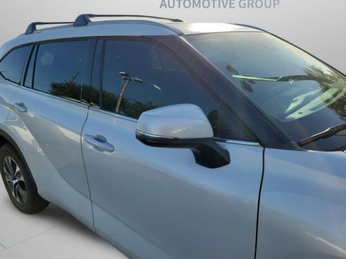 Used 2022 Toyota Highlander XLE FWD image 9