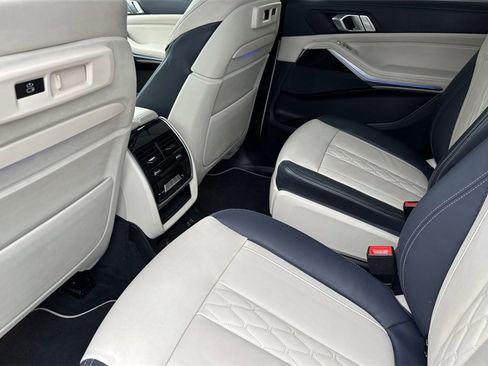 Used 2022 BMW X7 xDrive40i w/ M Sport Package image 12