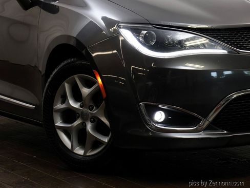 Used 2019 Chrysler Pacifica Limited FWD image 3