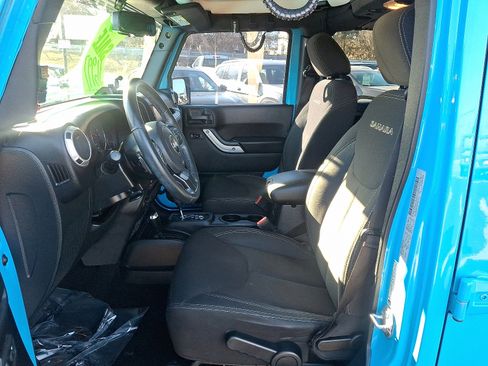 Used 2017 Jeep Wrangler Unlimited Sahara w/ Connectivity Group image 13