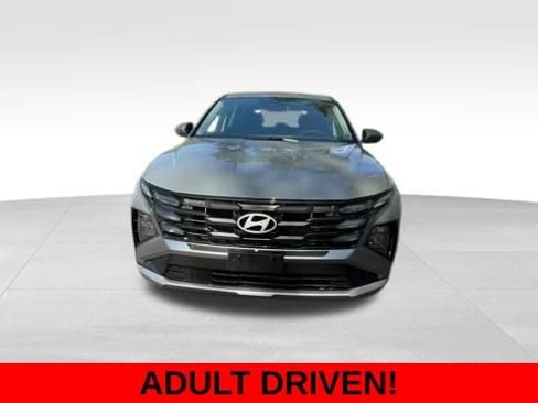 Used 2025 Hyundai Tucson SE AWD/4WD image 2
