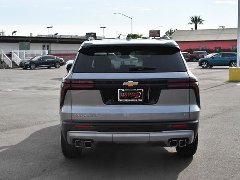 Used 2024 Chevrolet Traverse LT image 7