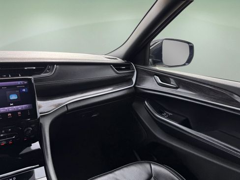 Used 2024 Jeep Grand Cherokee L Limited w/ Luxury Tech Group II image 17