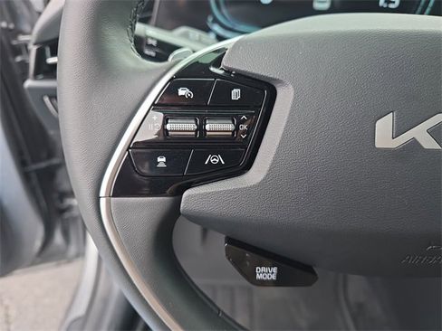 Used 2024 Kia Niro EX image 30