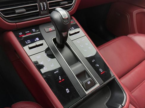 Used 2024 Porsche Macan S image 23