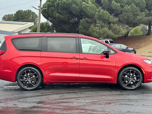 New 2026 Chrysler Pacifica Select w/ S Appearance Package image 3