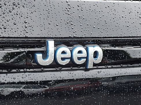 Used 2022 Jeep Grand Cherokee Summit w/ Advanced Protech Group IV AWD/4WD image 17