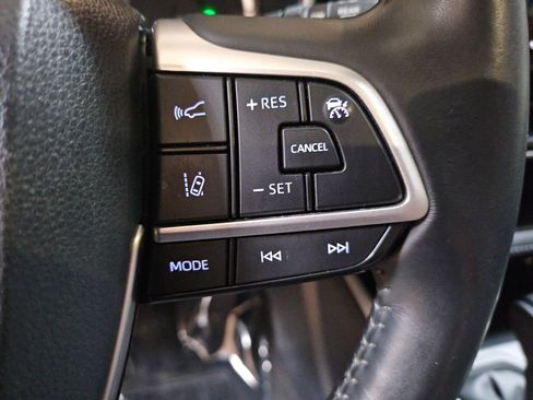 Used 2024 Toyota Highlander XLE FWD image 29
