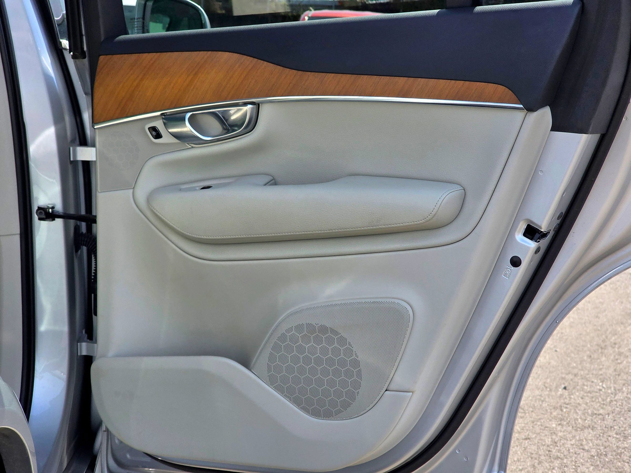 Used 2021 Volvo XC90 T6 Momentum AWD/4WD image 35