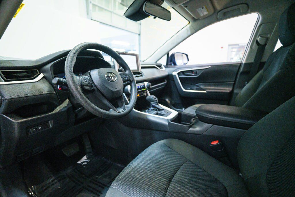 Certified 2025 Toyota RAV4 LE AWD/4WD image 4