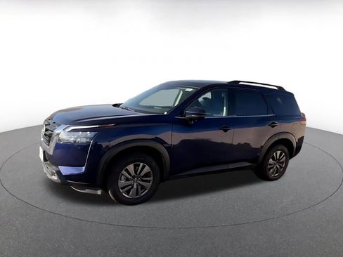 Used 2025 Nissan Pathfinder SV image 7