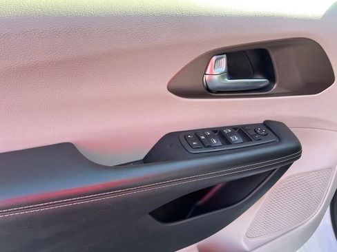 Used 2022 Chrysler Voyager LX FWD image 13