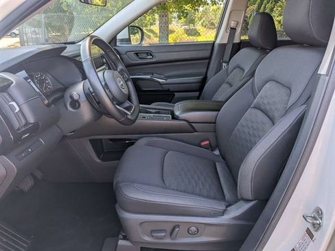 Used 2024 Nissan Pathfinder SV FWD image 7