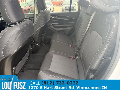 Used 2023 Jeep Grand Cherokee Laredo image 11
