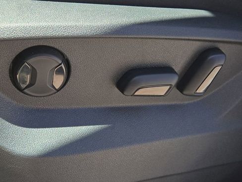 Used 2025 Volkswagen Atlas SE image 25