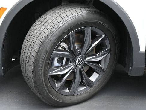 Used 2024 Volkswagen Tiguan SE image 19