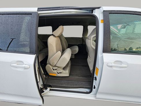 Used 2012 Toyota Sienna LE image 25