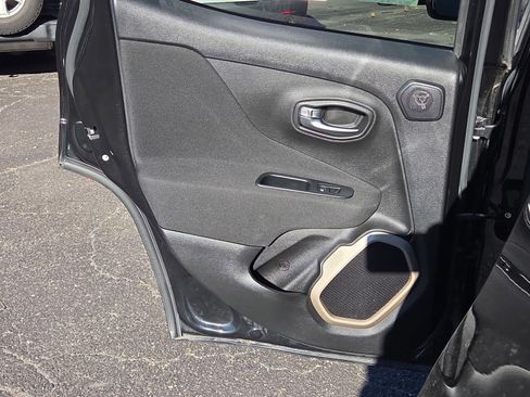 Used 2015 Jeep Renegade Latitude w/ Popular Equipment Group image 20