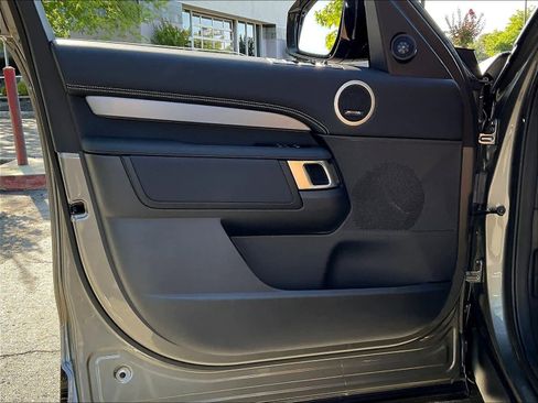 New 2025 Land Rover Discovery Dynamic SE image 24