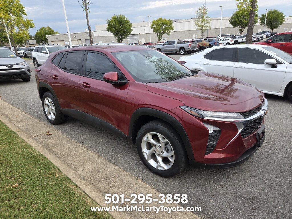Used 2025 Chevrolet Trax LS w/ LS Convenience Package FWD image 2