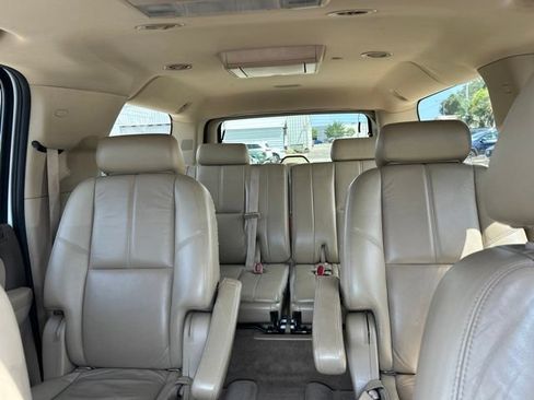 Used 2010 Chevrolet Suburban LT RWD image 31