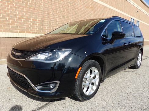 Used 2020 Chrysler Pacifica Touring w/ Tire & Wheel Group FWD image 9