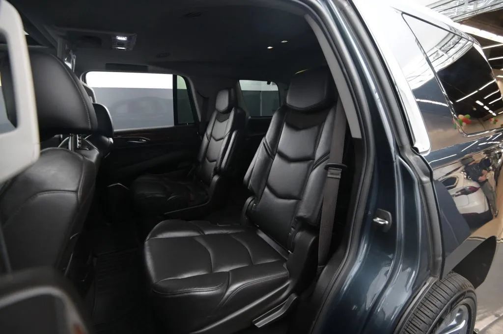 Used 2019 Cadillac Escalade Premium Luxury w/ LPO, Radiant Package AWD/4WD image 43