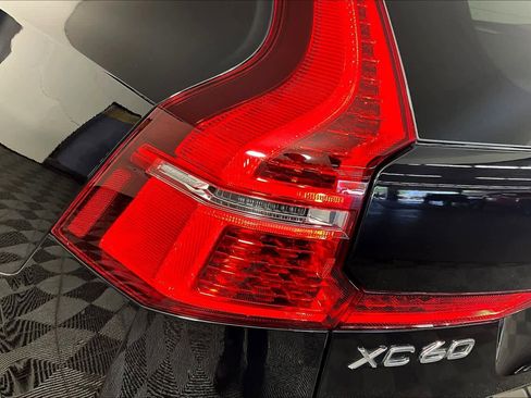 Used 2020 Volvo XC60 T5 Momentum w/ Premium Package image 28