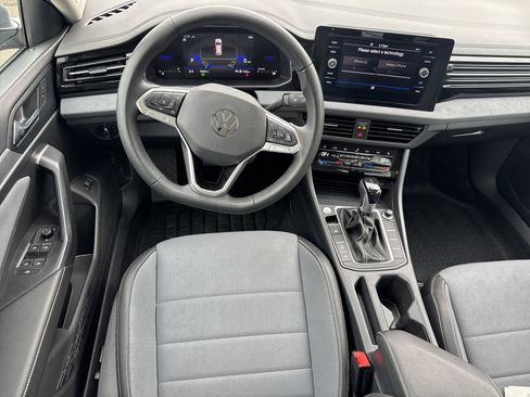 Certified 2025 Volkswagen Jetta SE w/ Sunroof Package image 7