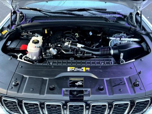 Used 2024 Jeep Grand Cherokee Limited image 9