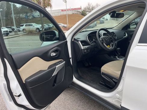 Used 2018 Jeep Cherokee Latitude image 4