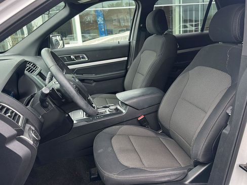 Used 2017 Ford Explorer XLT AWD/4WD image 9
