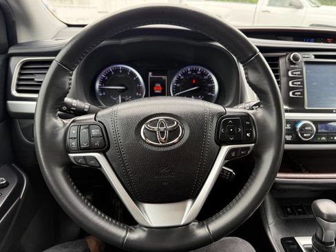 Used 2019 Toyota Highlander XLE FWD image 21