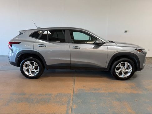 Used 2024 Chevrolet Trax LS w/ LS Convenience Package FWD image 6