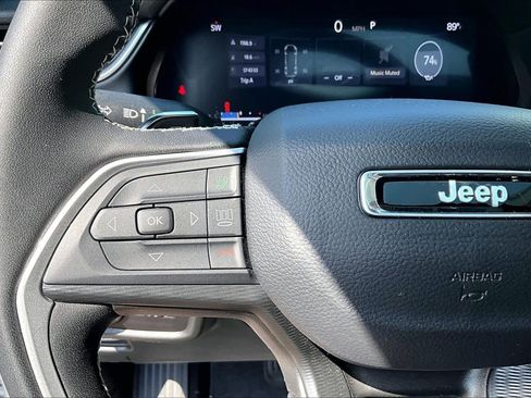 Used 2025 Jeep Grand Cherokee Altitude AWD/4WD image 24
