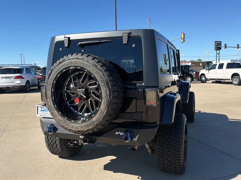 Used 2016 Jeep Wrangler Unlimited Sahara w/ Connectivity Group AWD/4WD image 18