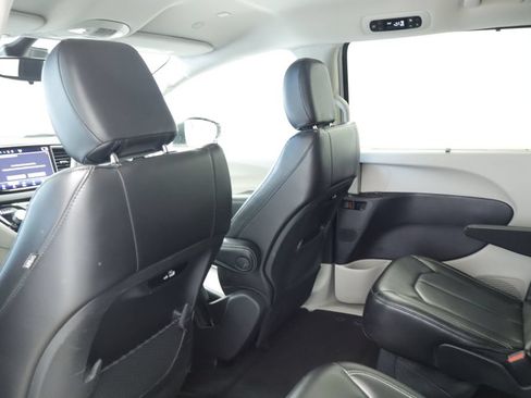 Certified 2023 Chrysler Pacifica Touring-L FWD image 22