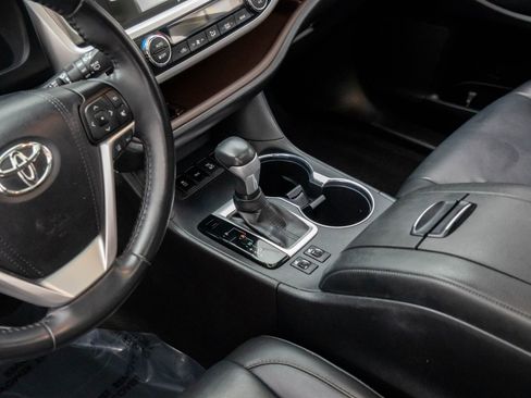 Used 2019 Toyota Highlander SE image 13