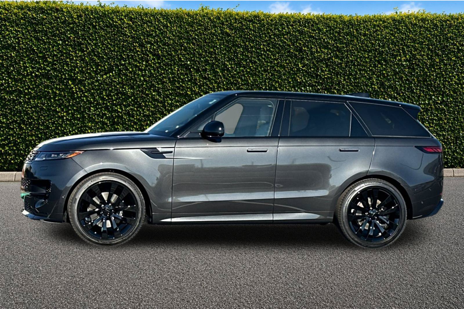 New 2027 Land Rover Range Rover Sport Dynamic SE AWD/4WD image 3