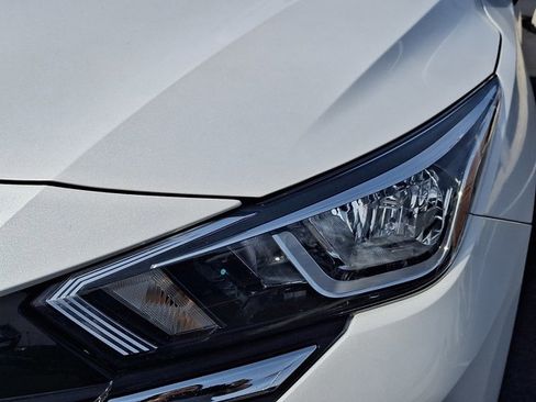 Used 2023 Nissan Versa SV image 9