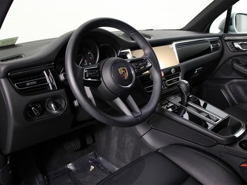 Used 2025 Porsche Macan image 4