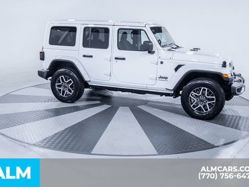 Used 2025 Jeep Wrangler Unlimited Sahara AWD/4WD image 13