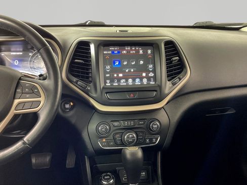 Used 2017 Jeep Cherokee Limited image 9