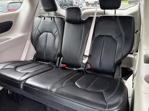 Used 2024 Chrysler Pacifica Touring-L image 14