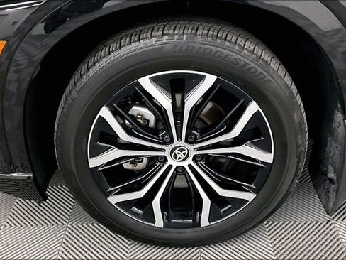 Used 2025 Toyota Crown Signia image 10