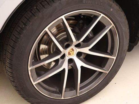 Certified 2024 Porsche Macan image 11